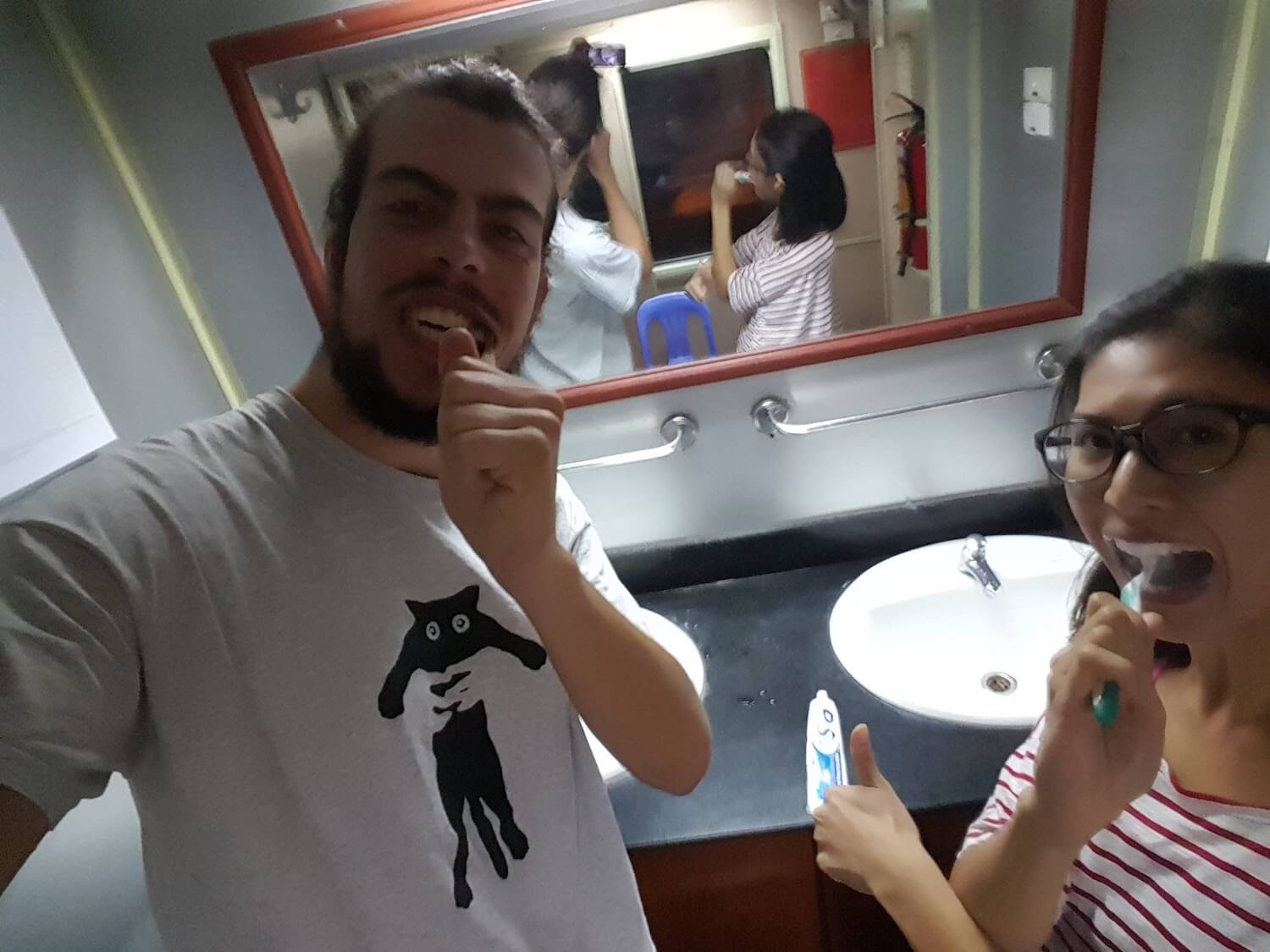 Selfie en se brossant les dents dans le train