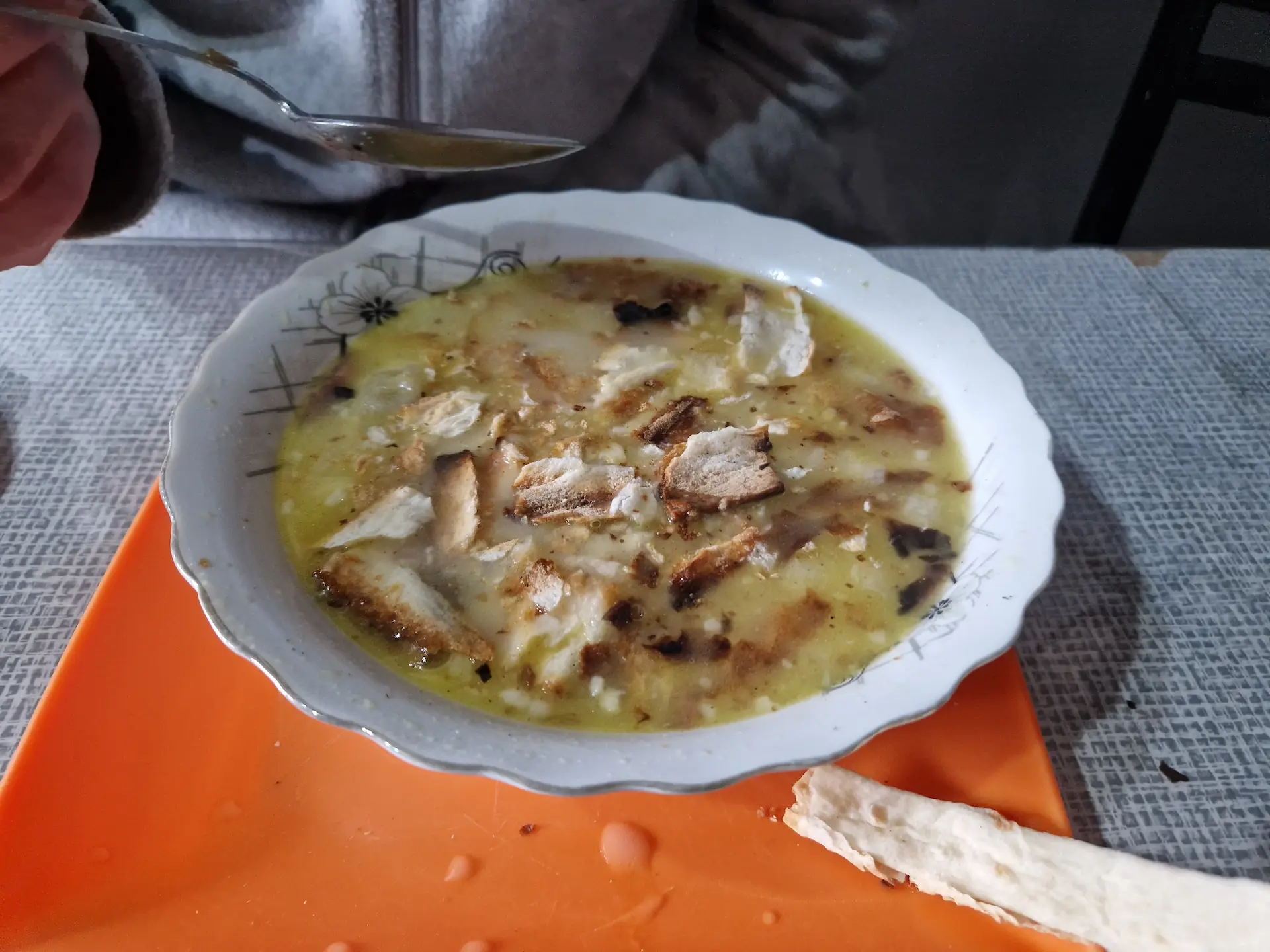 Le khach, une soupe blanche, laiteuse, où flotte des morceaux de tripes et de lavach grillé.