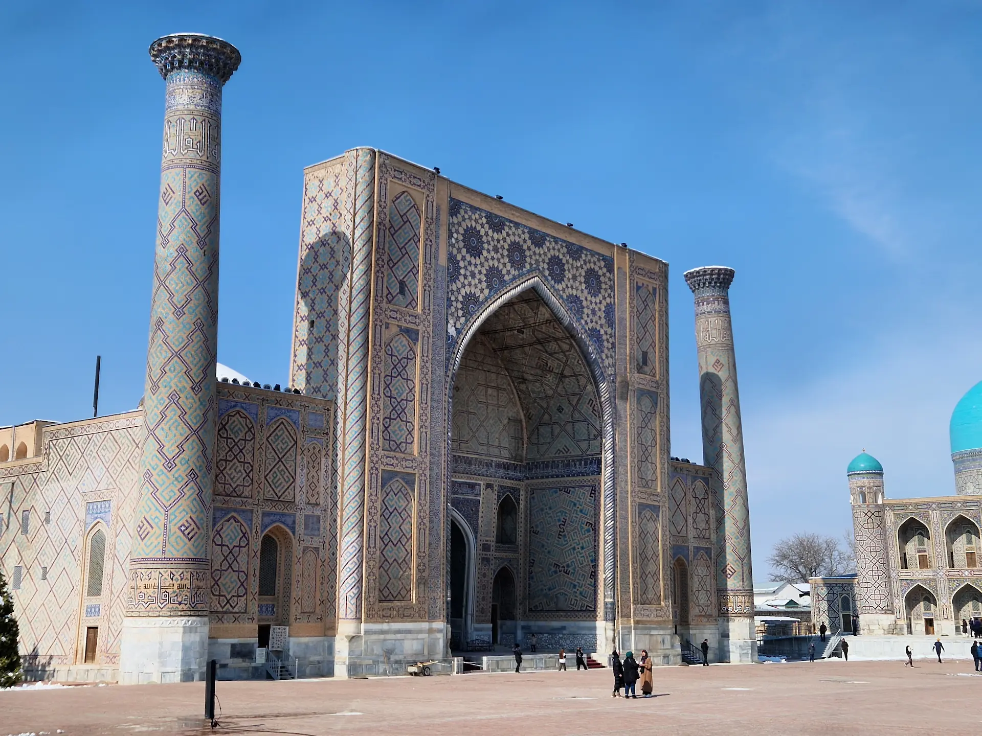 Madrassa se trouvant sur la place Registan, s'élevant avec ces deux minarets.