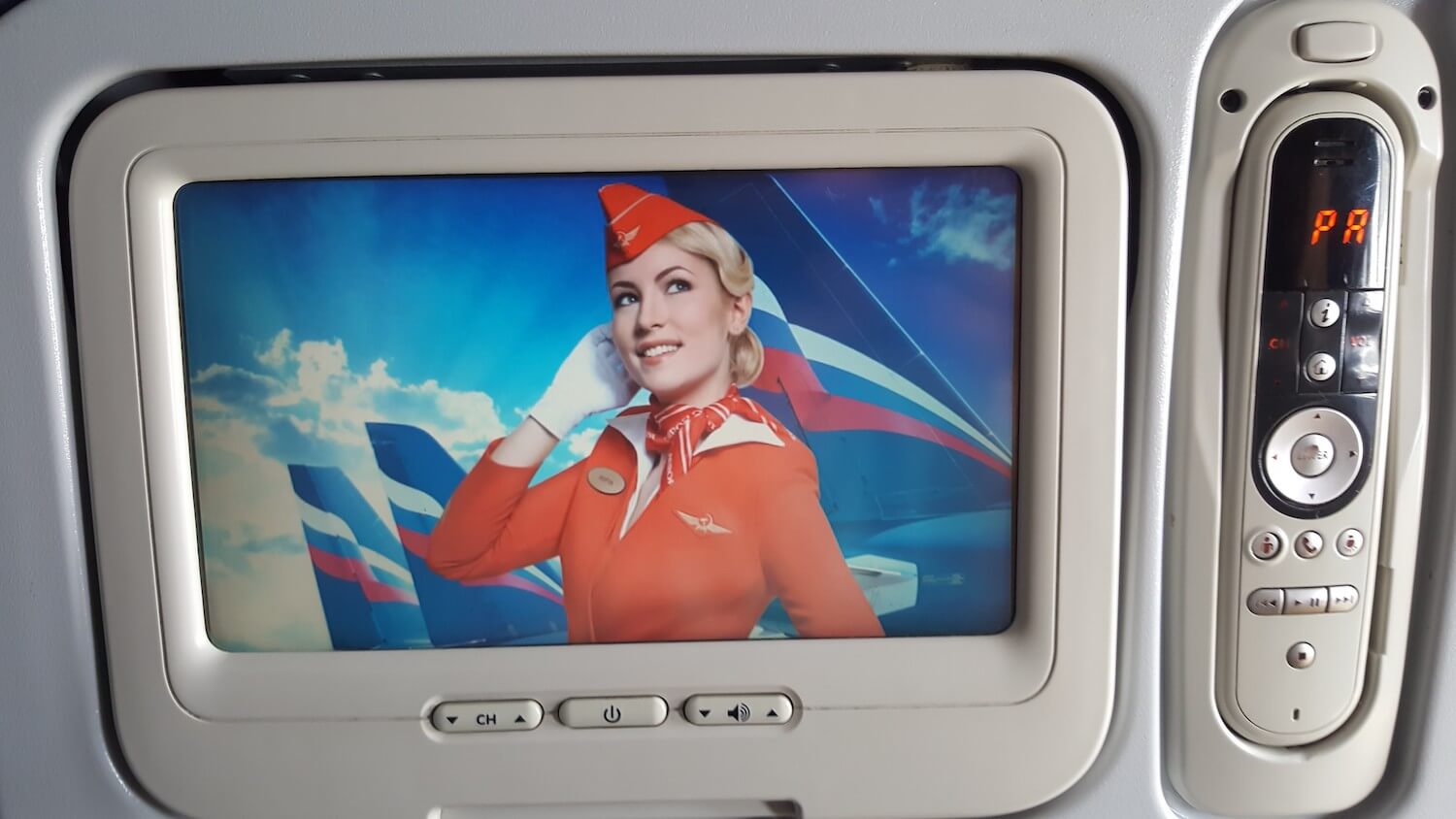 Une hôtesse de Aeroflot sur l'écran de l'avion