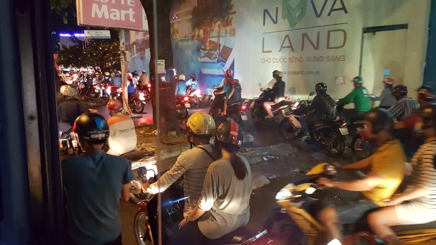 Bonchons à Saigon, les scooters roulent sur le trottoir