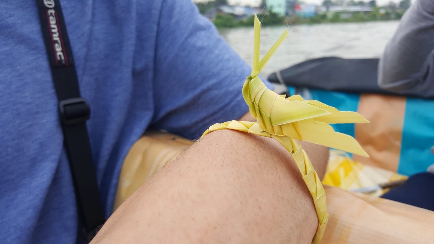 Un bracelet tressé en feuilles de cocotier d'eau
