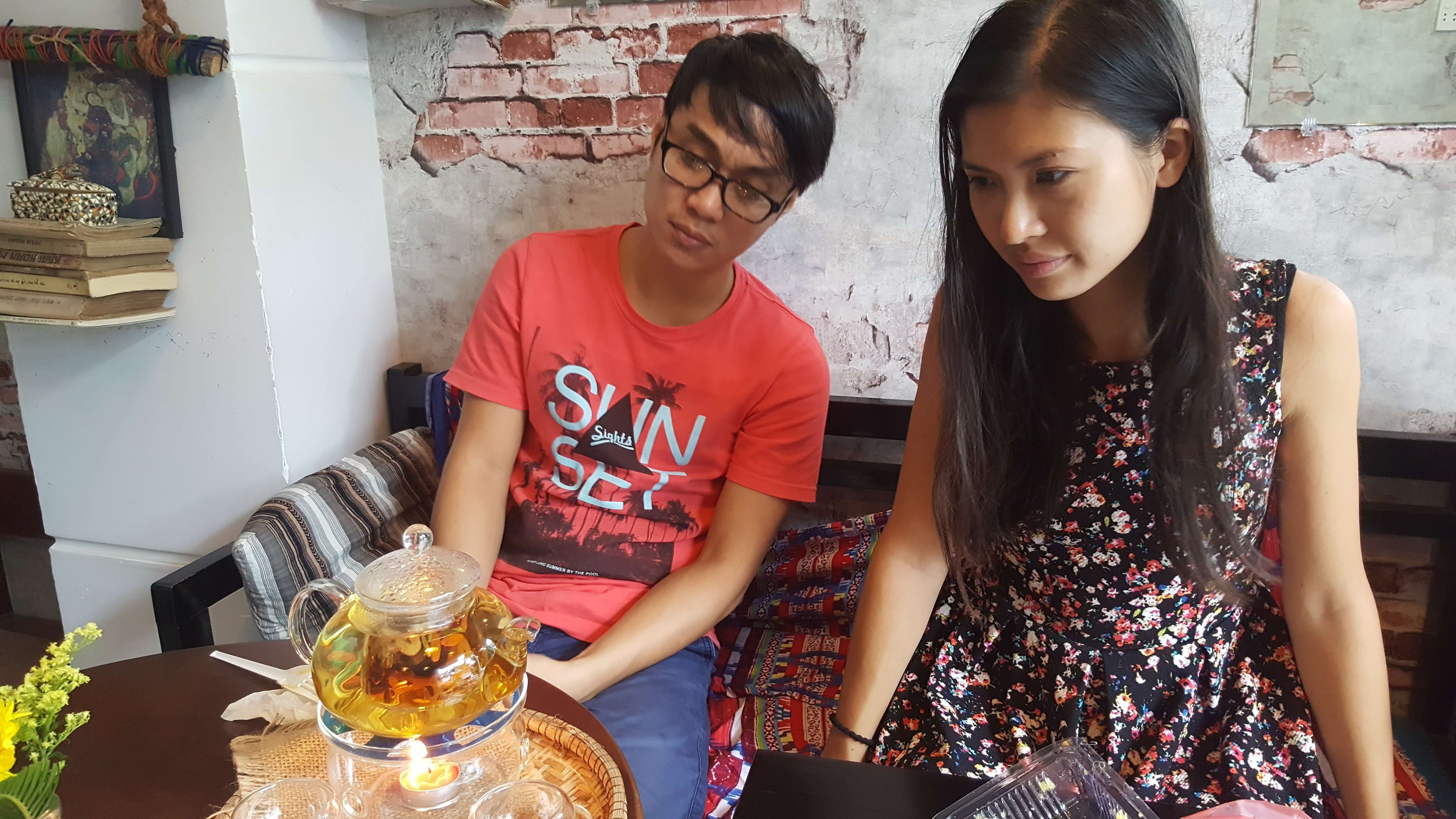 Anh et Clara dans un salon de thé à Da Nang