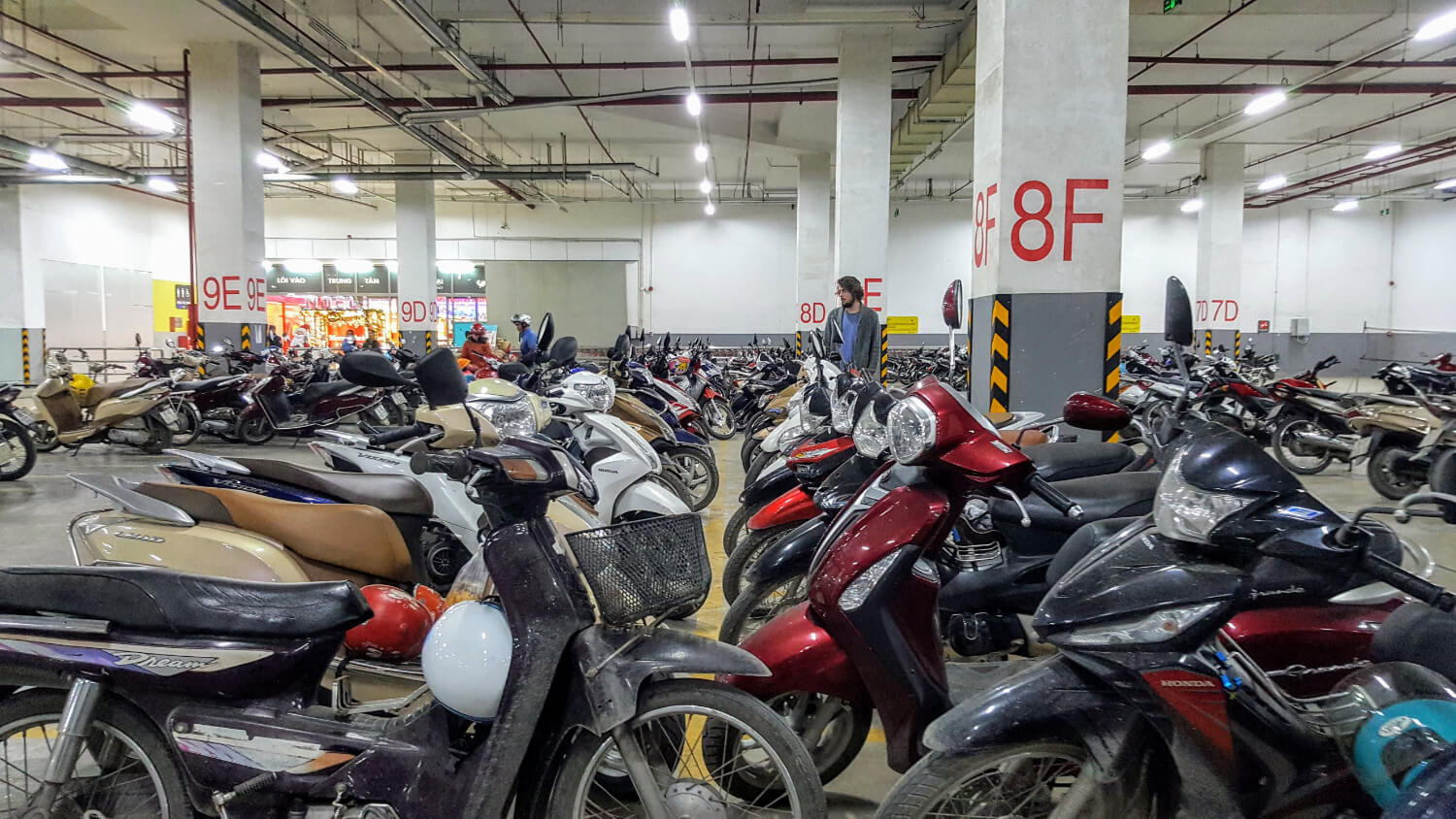 Parking de scooters au supermarché Big C
