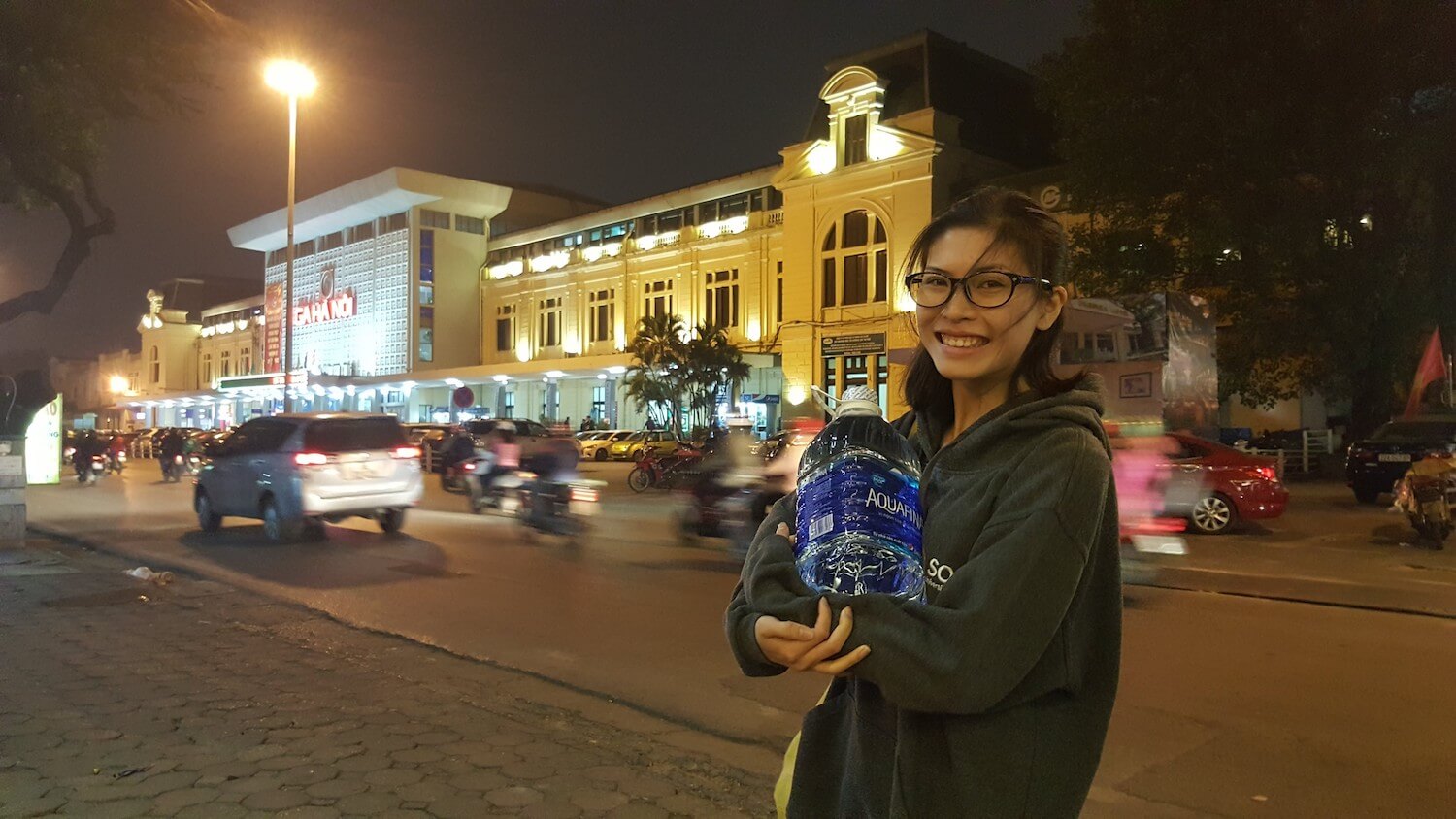 Clara et notre bidon devant la gare de Hà Nội