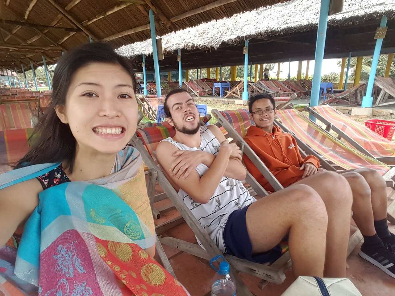 Clara, Robin et Rémy dans des chaises longues à Vũng Tàu