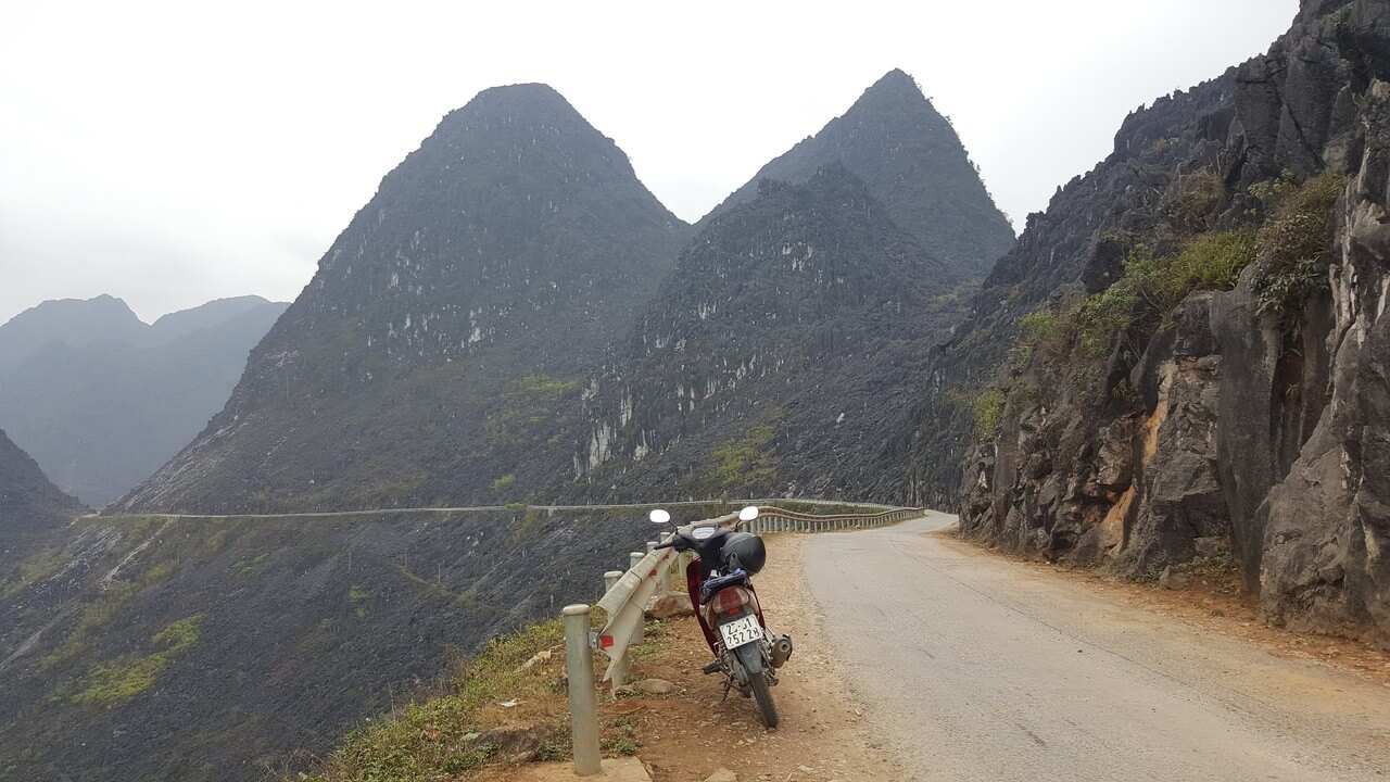 Route entre les montagnes à Hà Giang