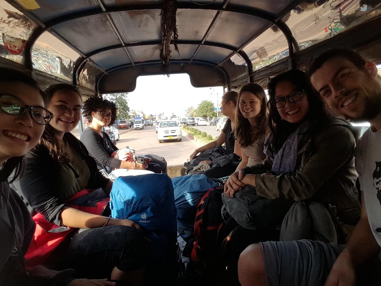 Selfie avec d'autres voyageurs dans un sorng thaew à l'arrivée à Vientiane