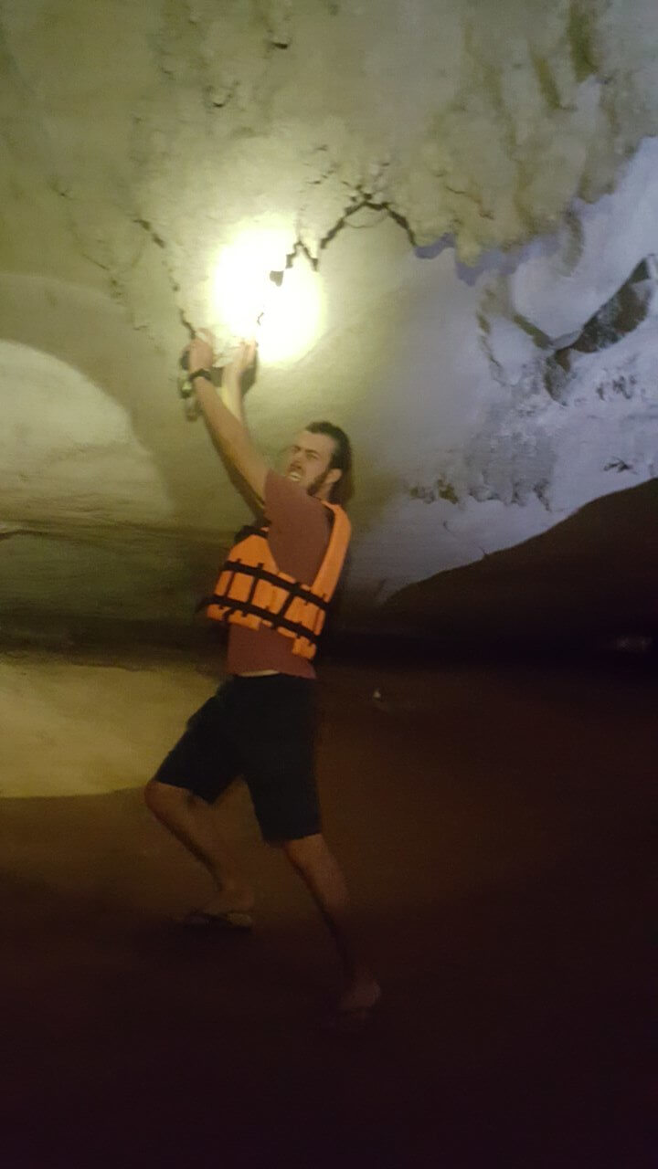Robin empêche le plafond de la grotte de s'effondrer