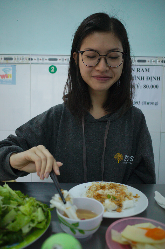 Clara mange des bánh cuốn à Đà Nẵng