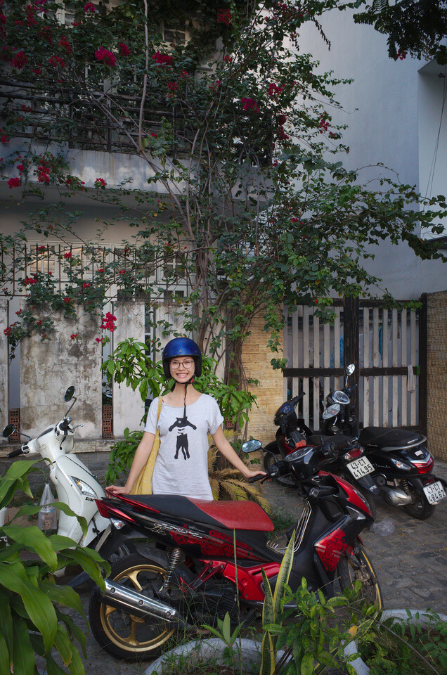 Clara et notre scooter devant le bureau de Handmade à Đà Nẵng