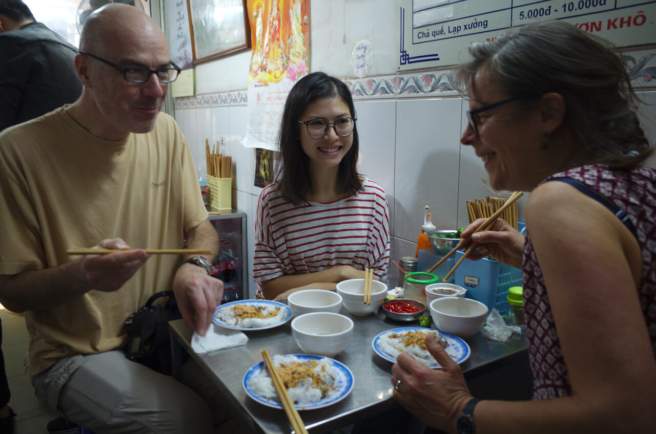 Greg, Clara et Souad mangent des bánh cuốn à Hà Nội