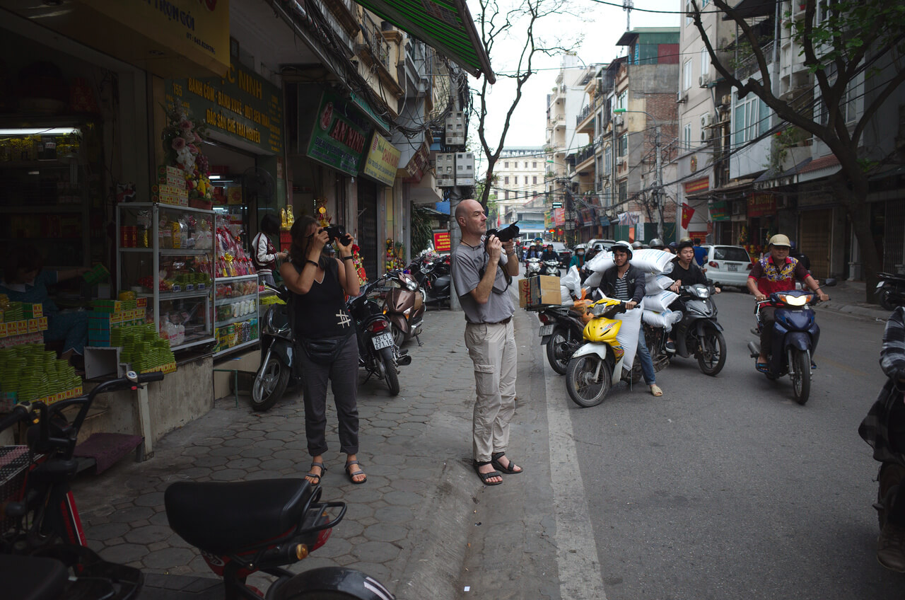 Greg et Souad prennent des photos dans les rues de Hanoï