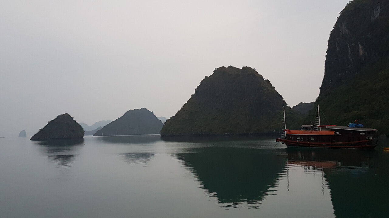 Vue de la baie de Hạ Long au petit matin