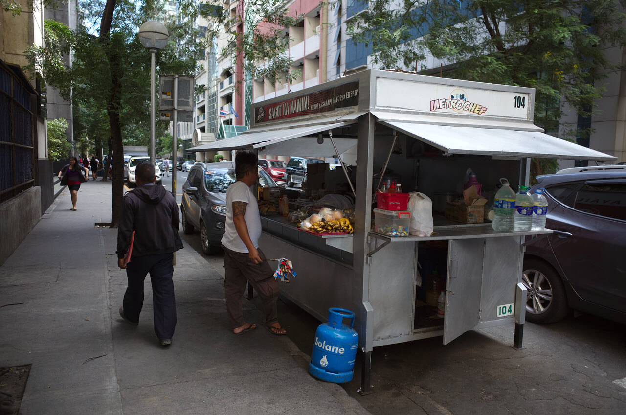 Street food sur un trottoir à Manille