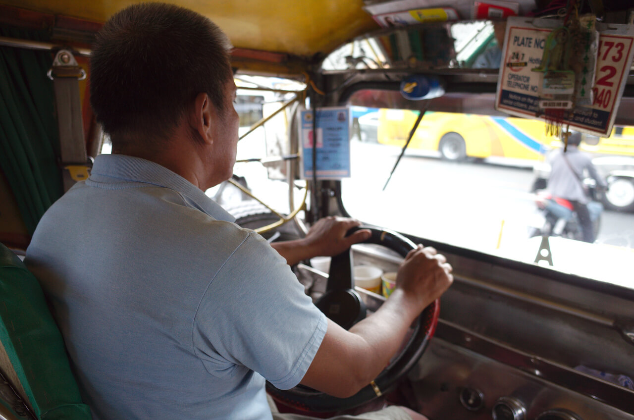Un chauffeur de jeepney à Manille