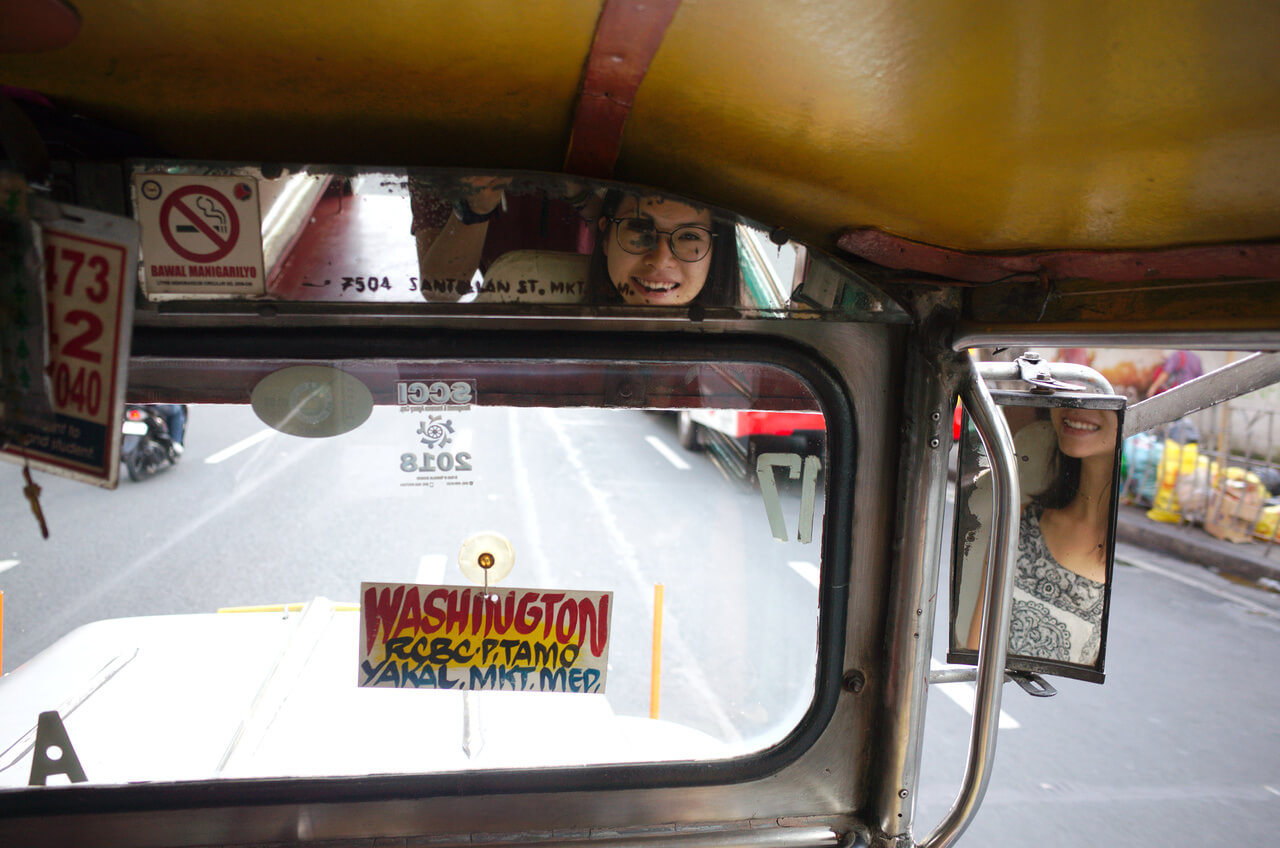 Clara dans le retro d'une jeepney à Manille