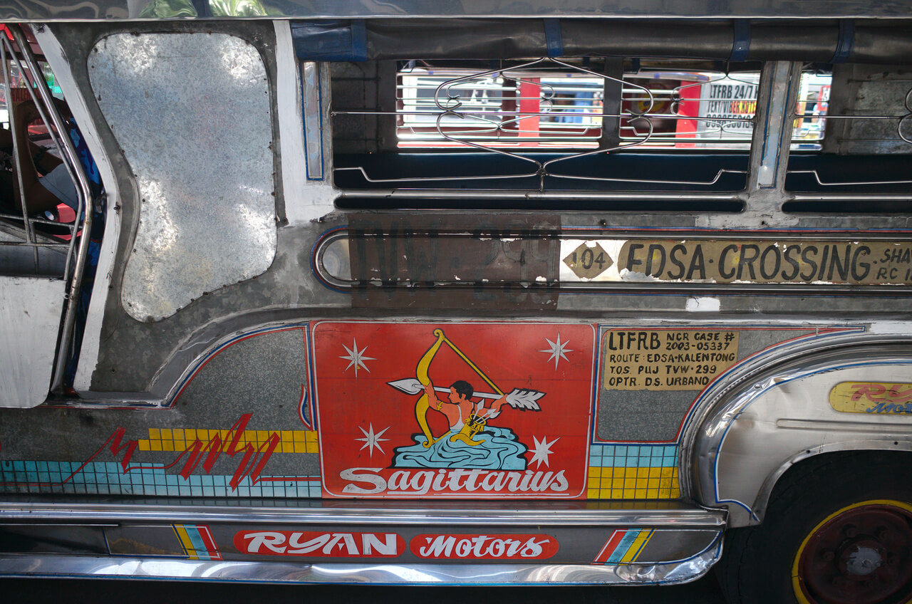 Une jeepney décorée du signe du Sagittaire