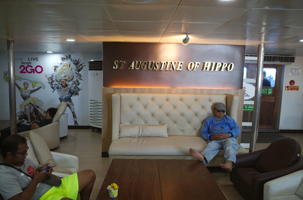 Un momsieur fait une sieste dans le lobby de notre ferry, St. Augustine of Hippo