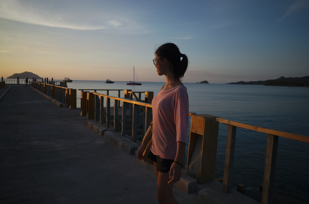 Clara au coucher de soleil à la plage de Lio