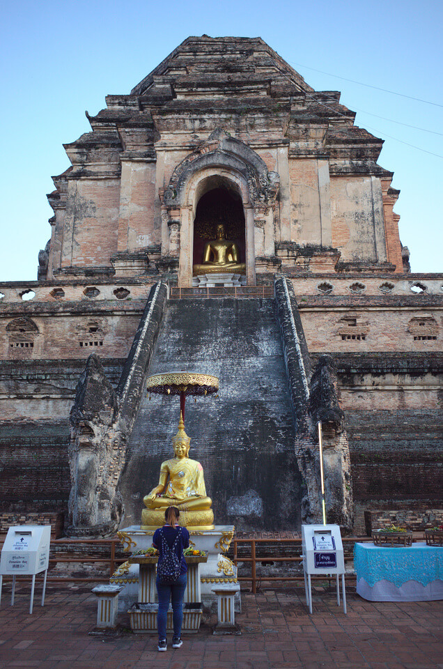 Célébration de Buddha Day à Wat Chedi Luang à Chiang Mai