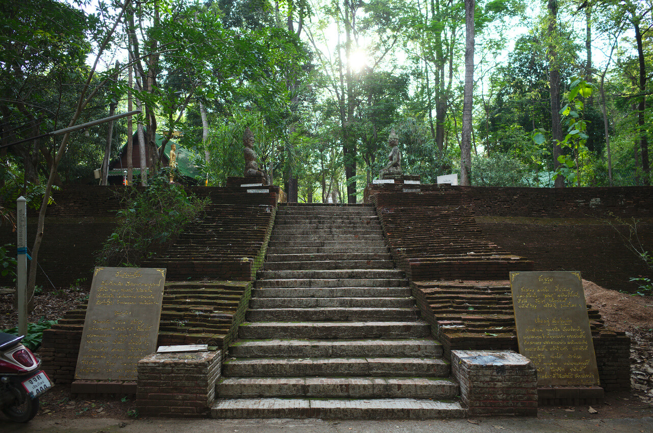 Escaliers dans la forêt à Wat Umong à Chiang Mai