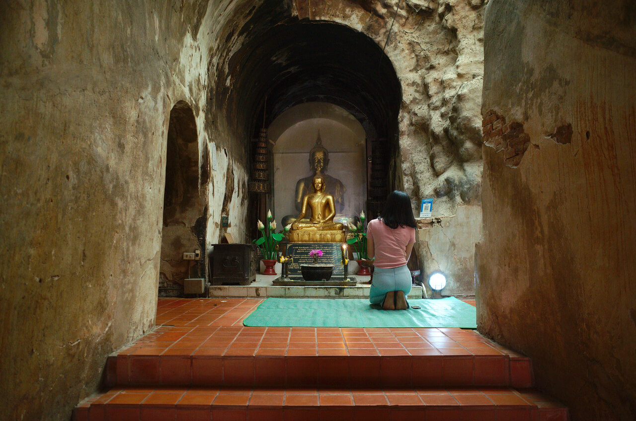 Une femme prie à Wat Umong à Chiang Mai
