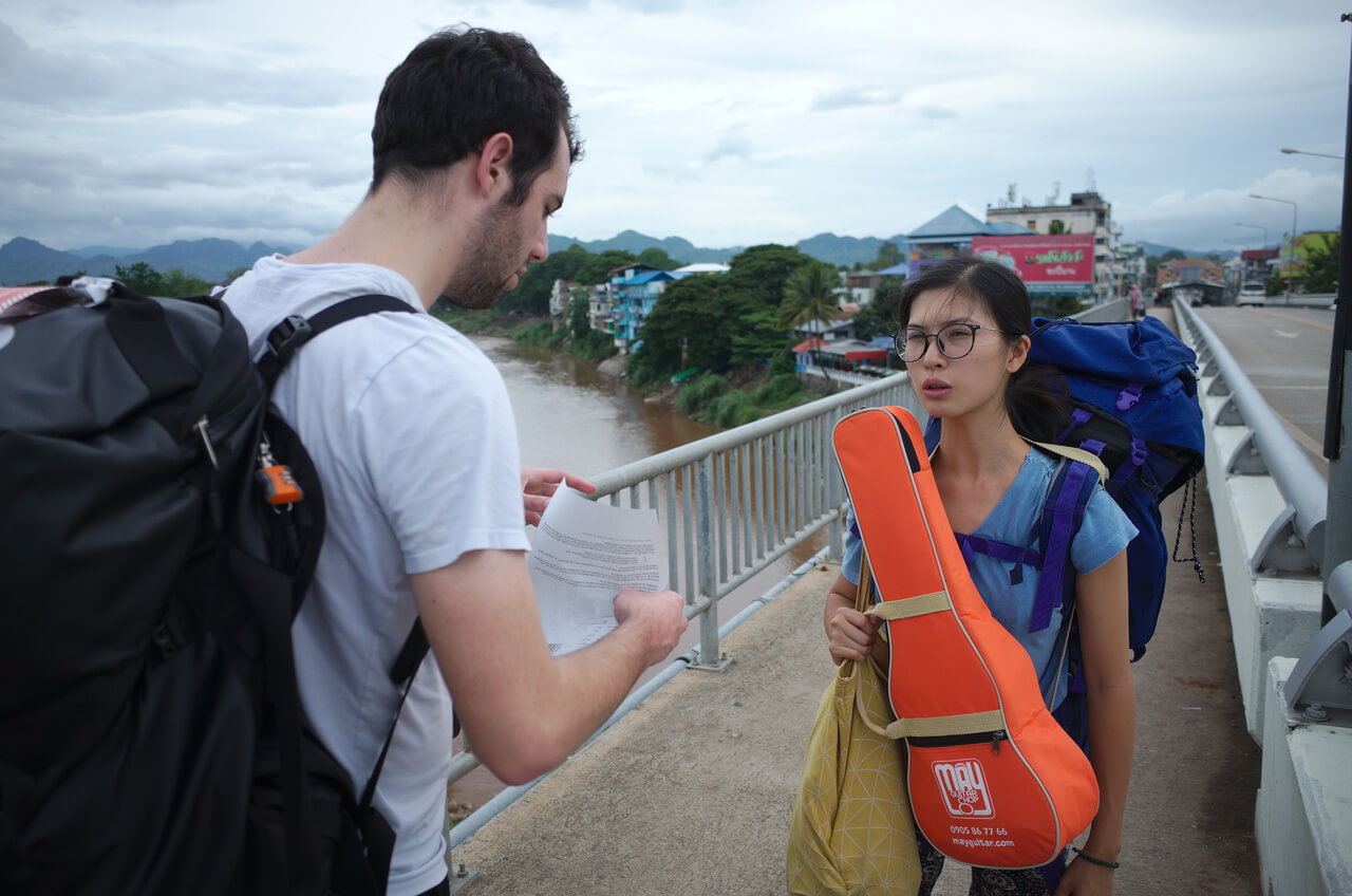 Florian et Clara sur le pont de l'amitié entre la Birmanie et la Thaïlande