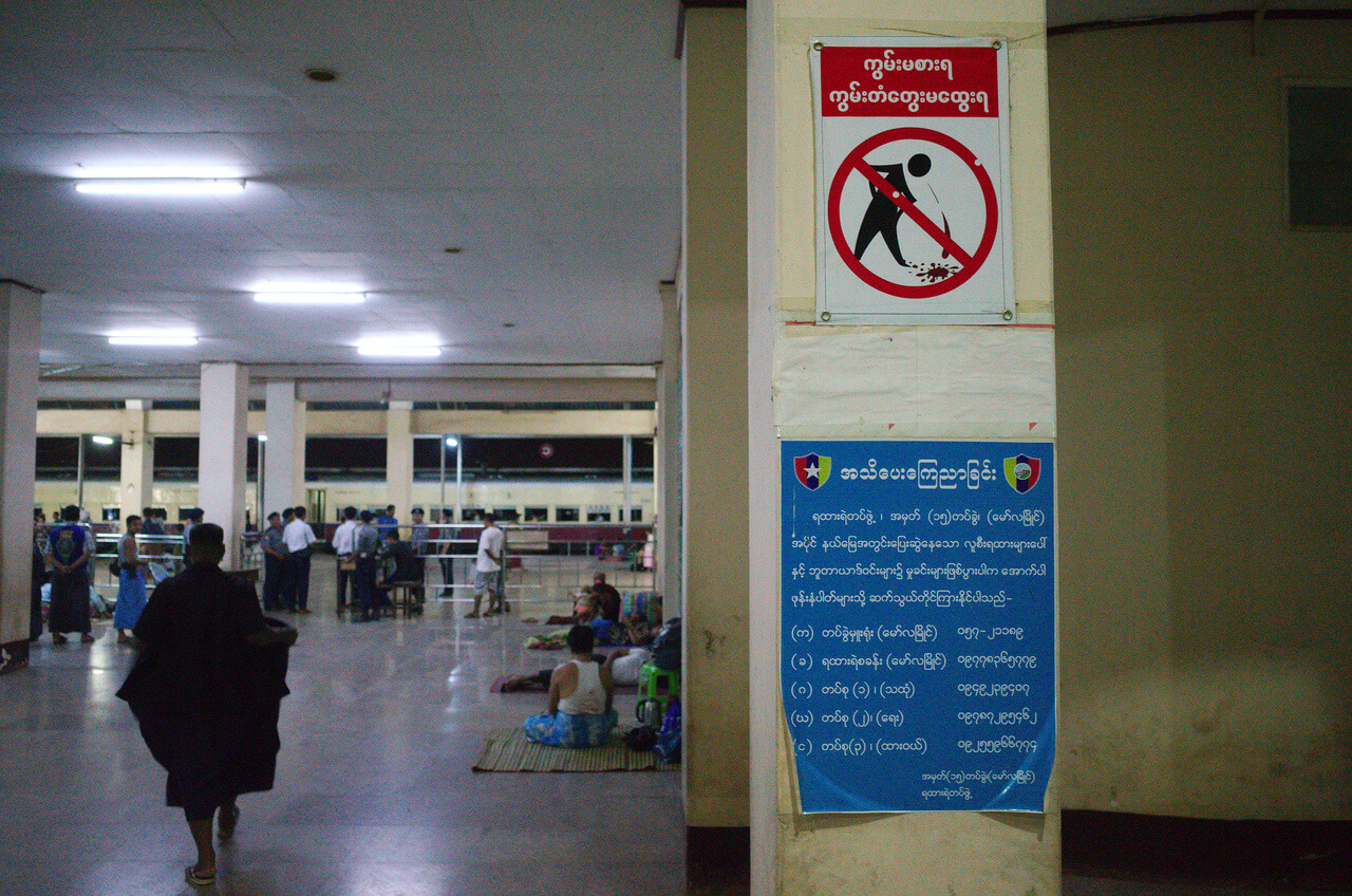 Panneau d'interdiction de cracher du bétel à la gare de Mawlamyine