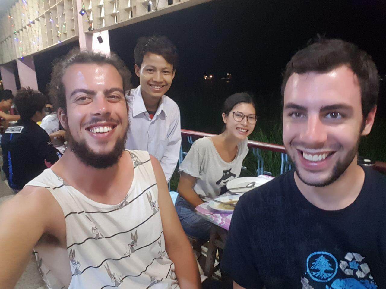 Selfie avec le serveur dans un resto de Mawlamyine