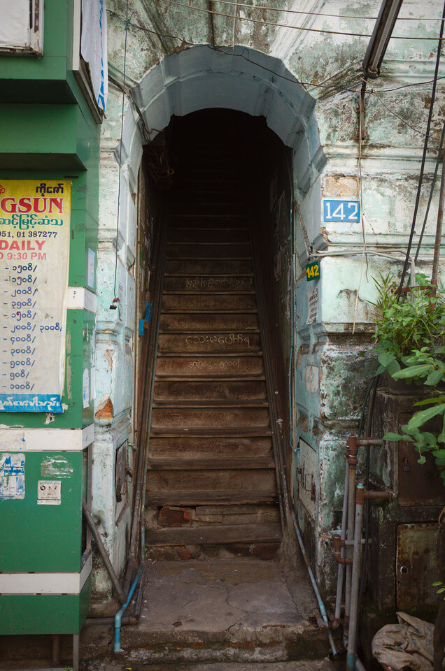 Escalier colonial en bois à Yangon