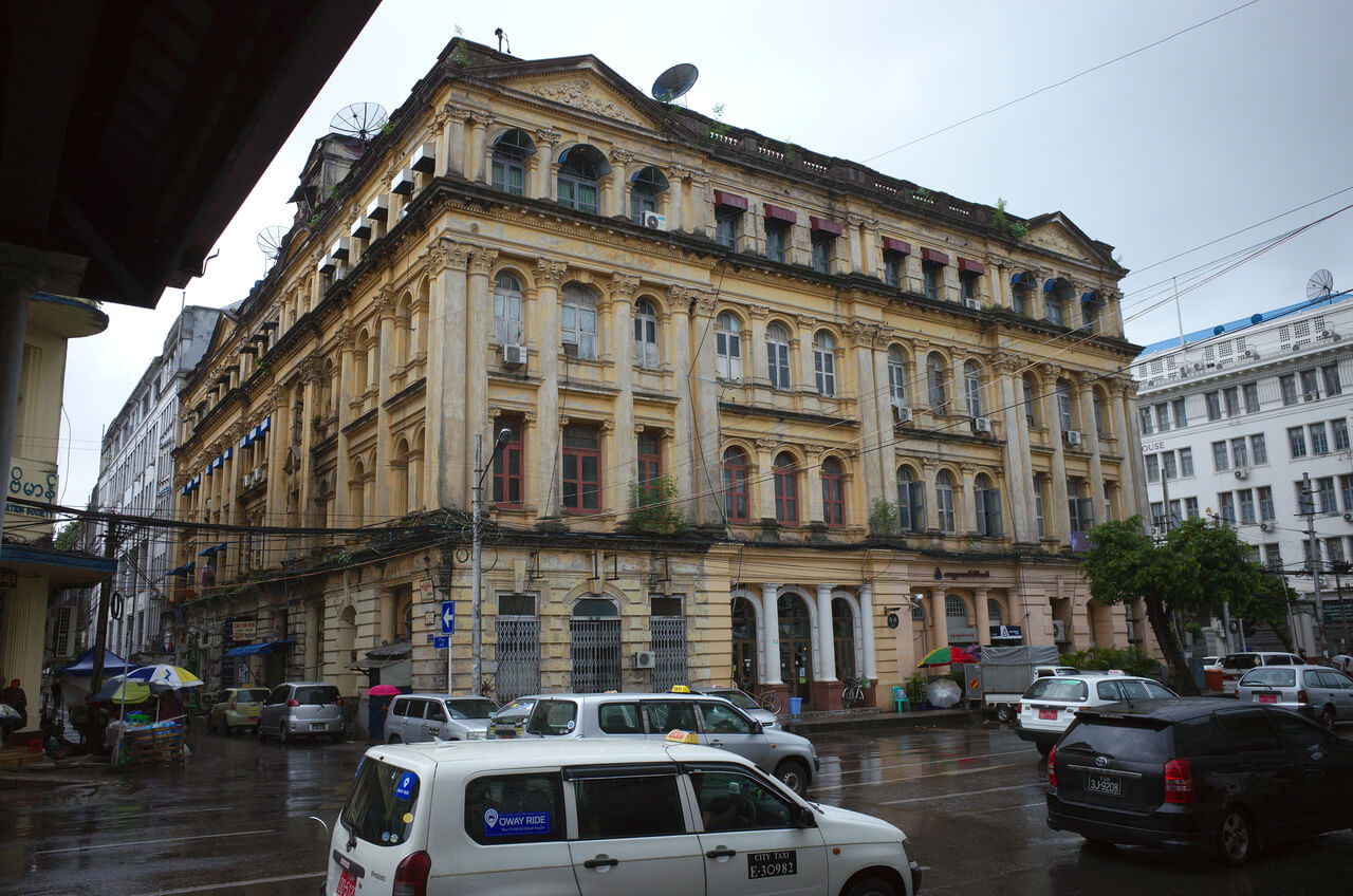 Immeuble colonial sous la pluie à Yangon