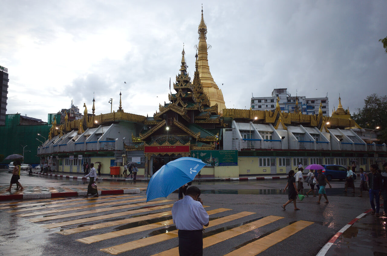 La pagode Sule sous la pluie à Yangon
