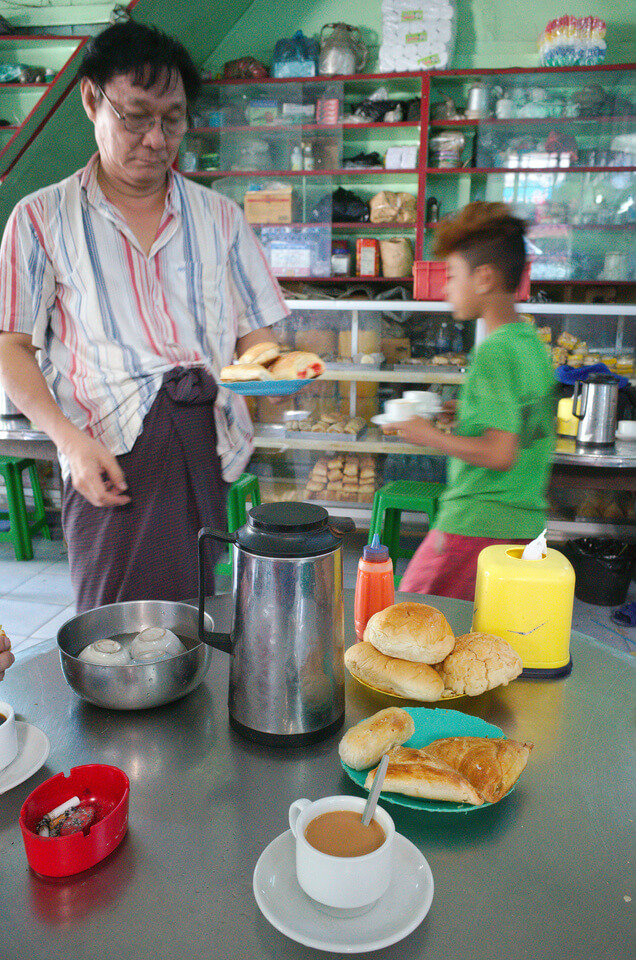 Serveur en longyi dans un tea shop à Yangon
