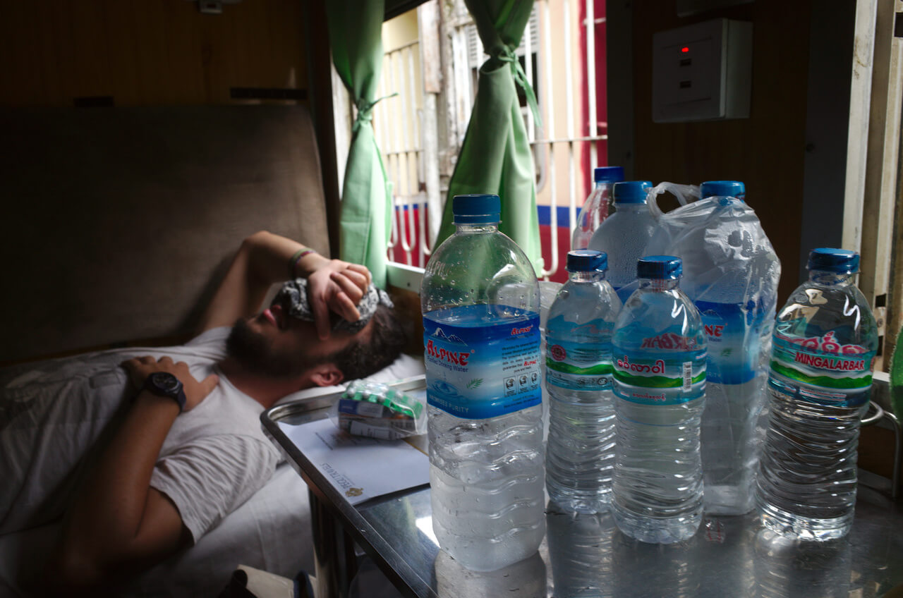 Robin couché dans le train Yangon-Mandalay