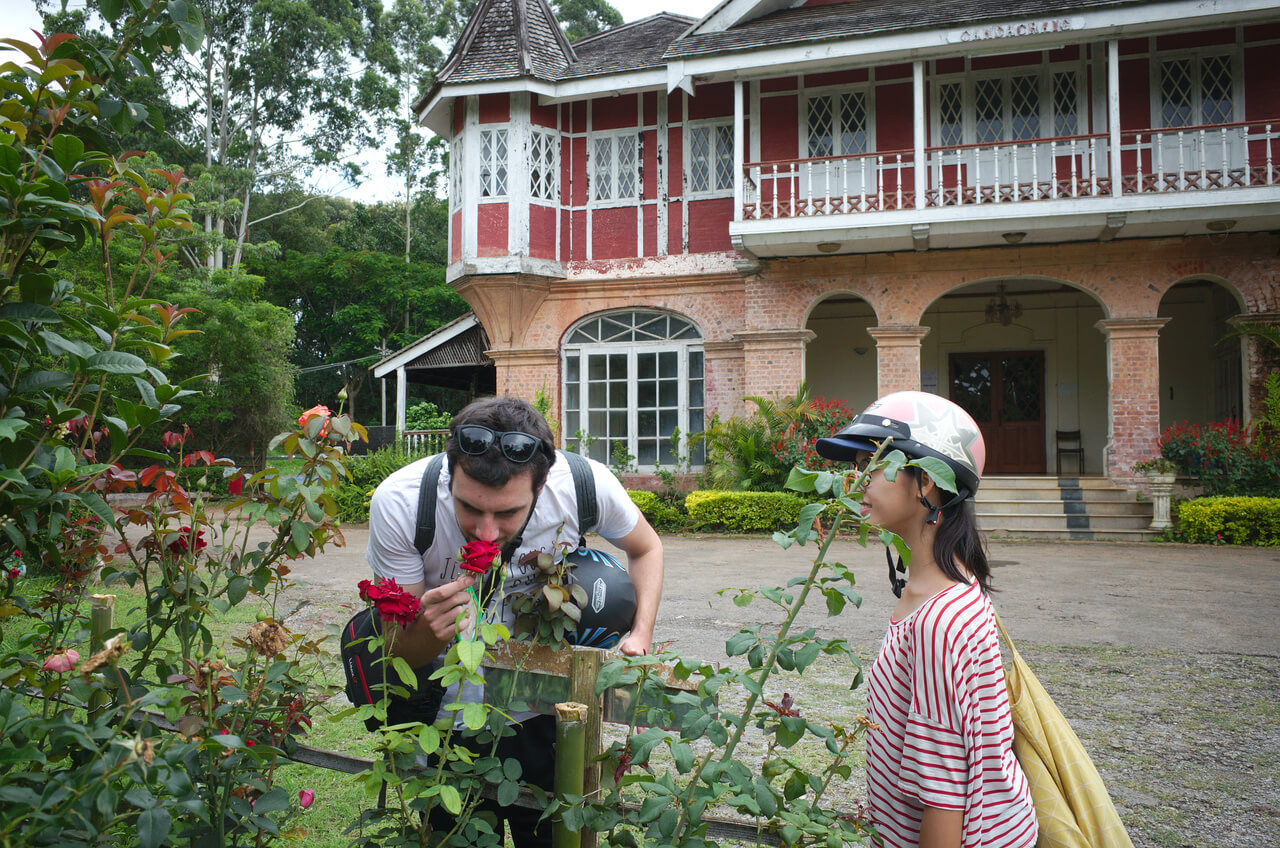 Florian sent une rose devanmt l'ancien hotel Candacraig à Pyin Oo Lwin