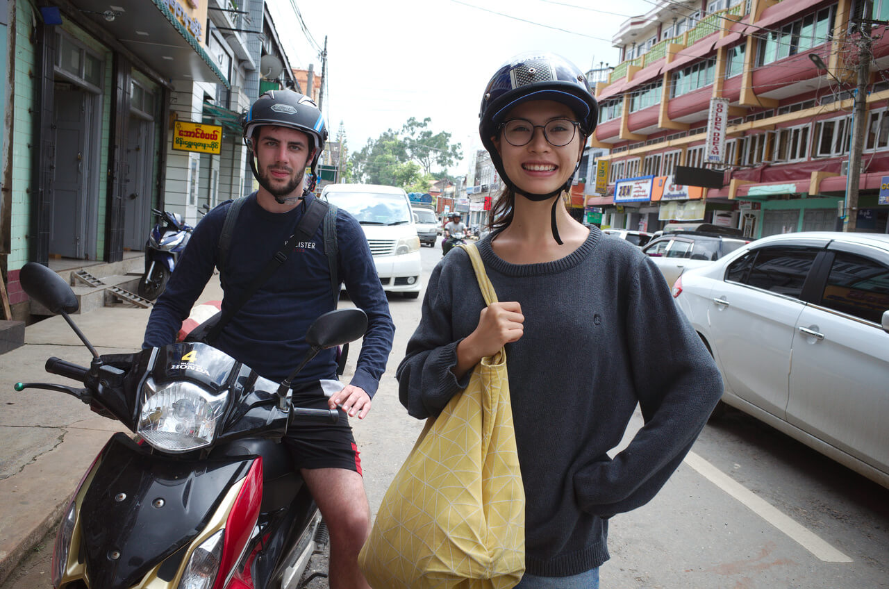Clara et Flo à moto à Pyin Oo Lwin
