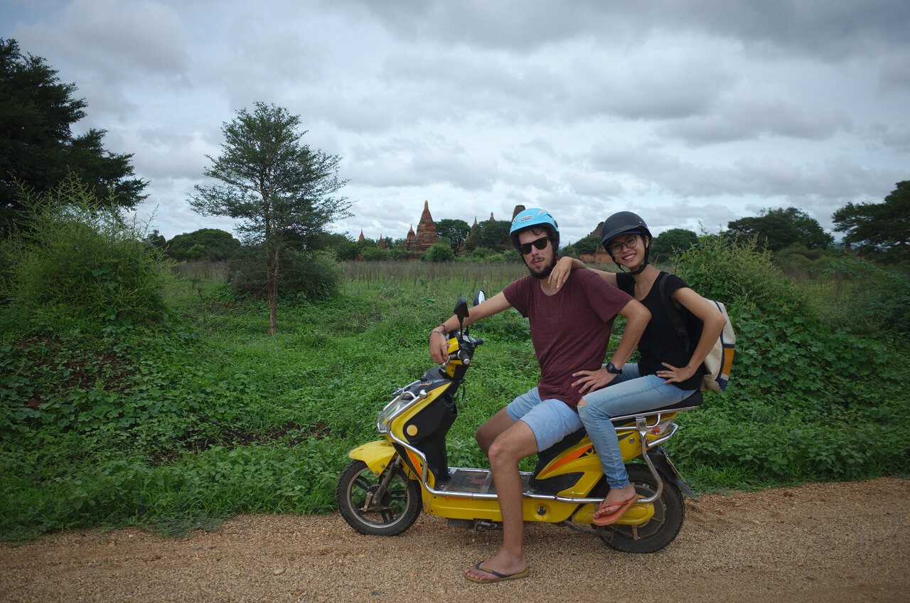 Clara et Robin sur un e-bika à Bagan