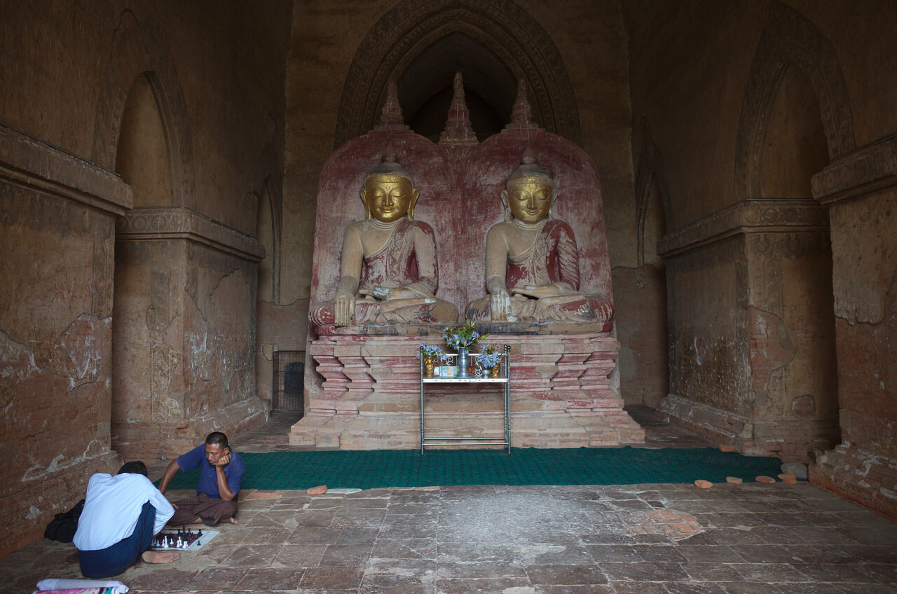 Bouddhas et deux hommes jouant aux échecs au temple de Dhammayangyi à Bagan