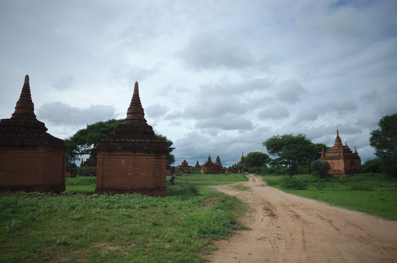 Piste en terre entre les temples à Bagan
