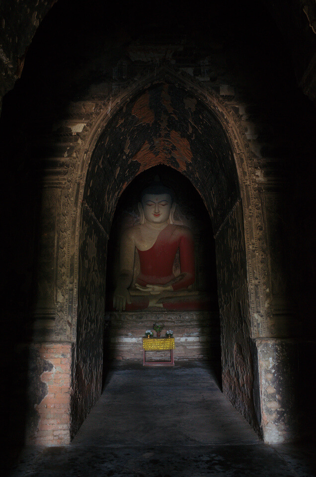 Bouddha dans la pénombre du temple de Shwegugyi