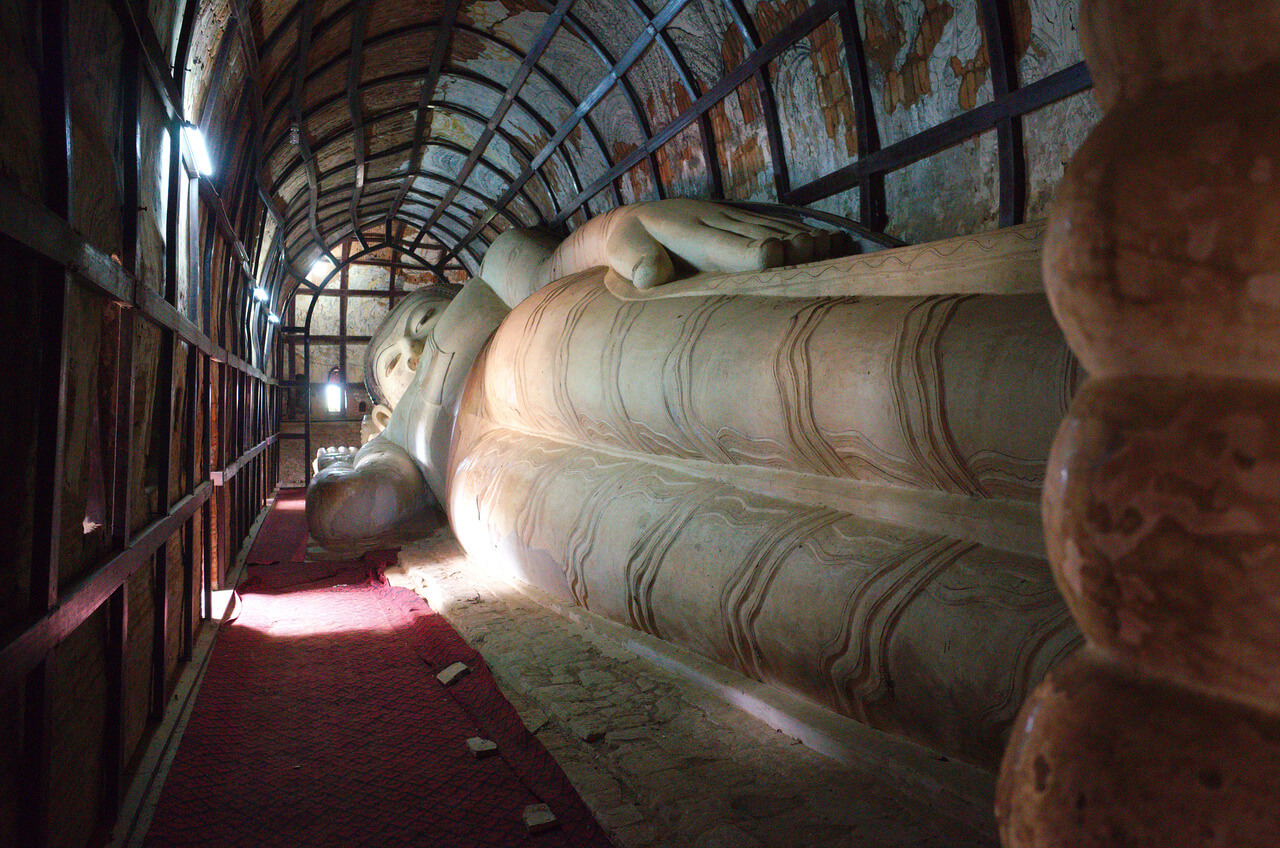 Bouddha couché au temple de Shwesandaw à Bagan