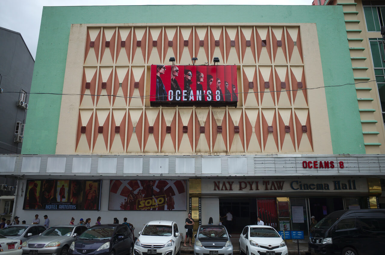 Façade du cinéma Nay Pyi Taw à Yangon