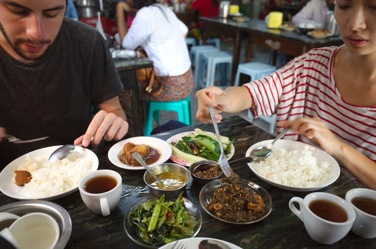 Currys birman dans un tea shop à Yangon