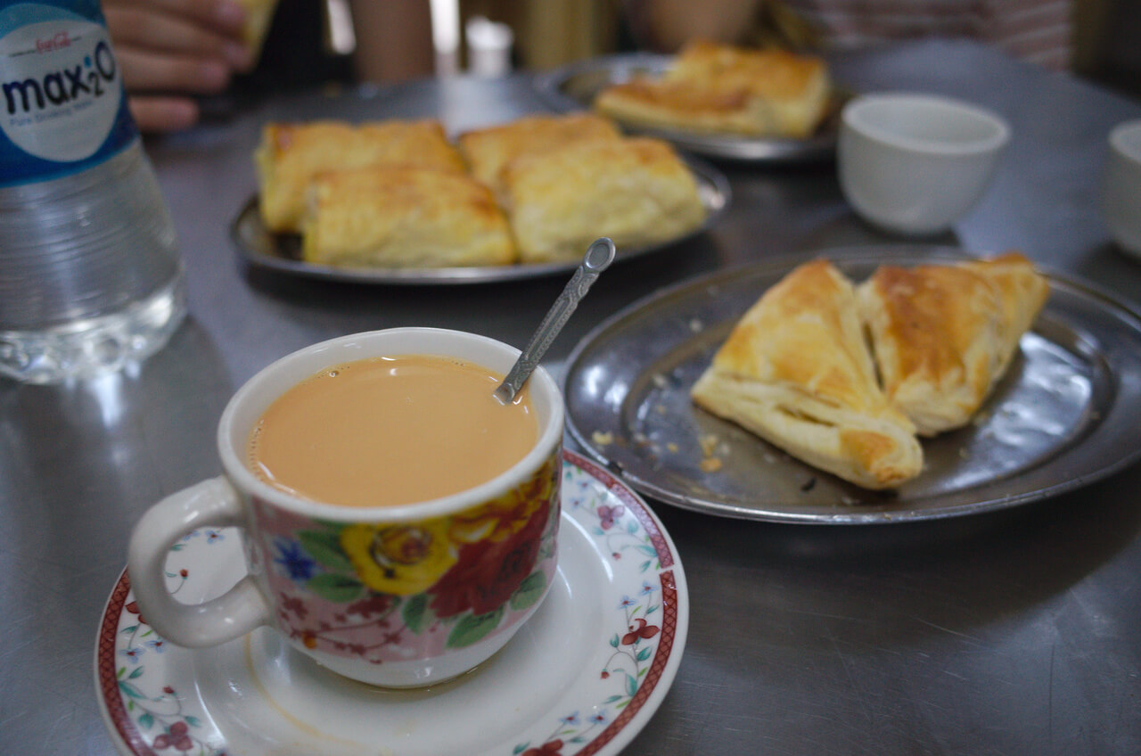 Thé et pâtisseries à Ya Tha à Yangon