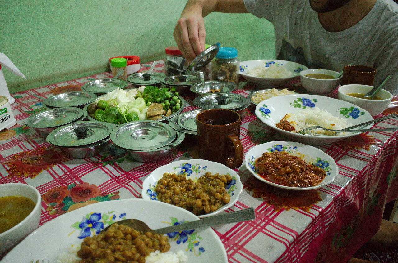 Curry birmans dans un resto à Hpa An