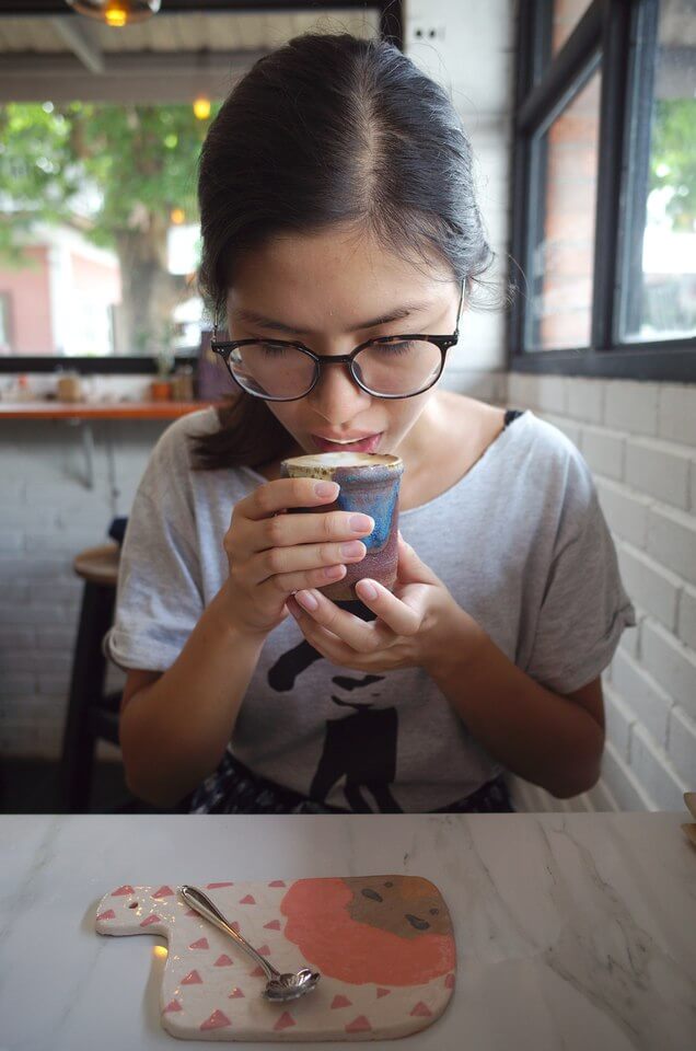 Clara boit un latte à Zmoy à Chiang Mai