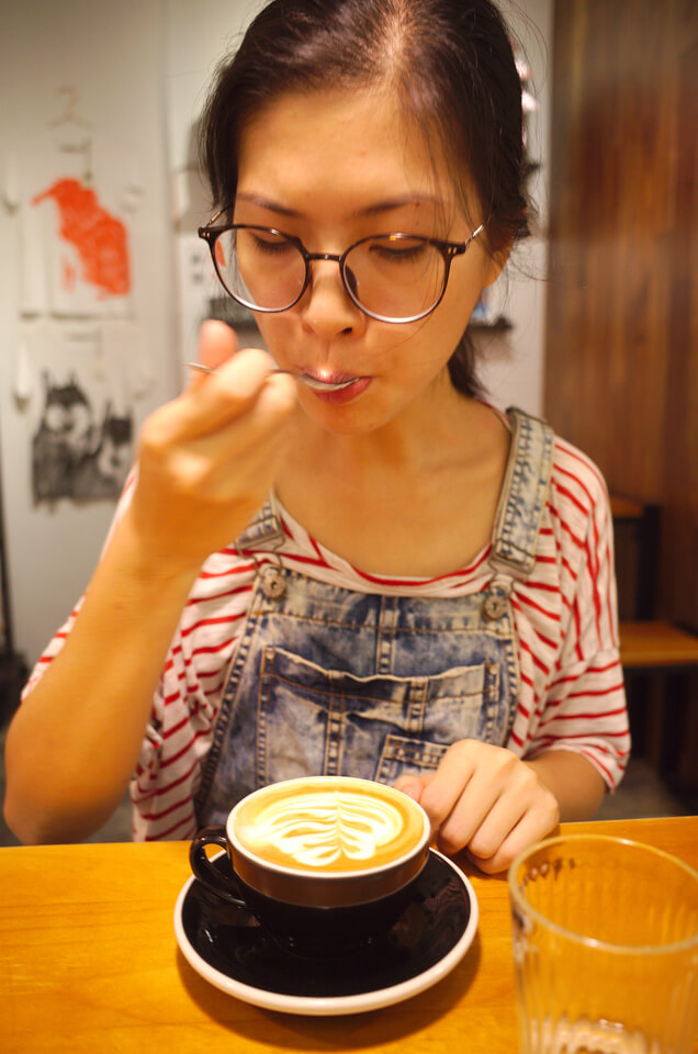 Clara goûte son latte à Black Sugar à Hong Kong, 2/4