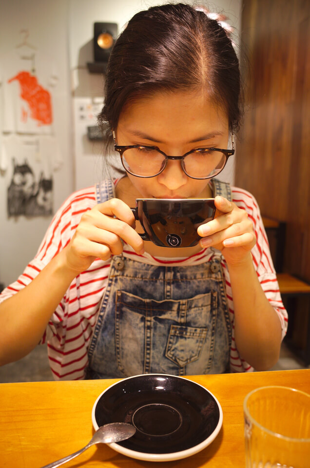 Clara goûte son latte à Black Sugar à Hong Kong, 3/4