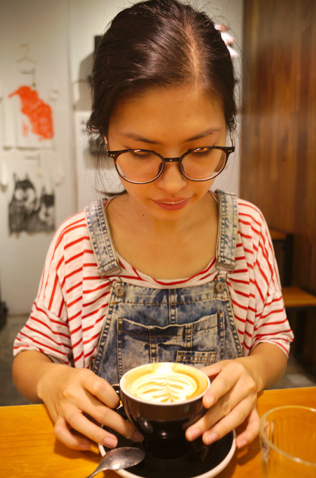 Clara goûte son latte à Black Sugar à Hong Kong, 4/4